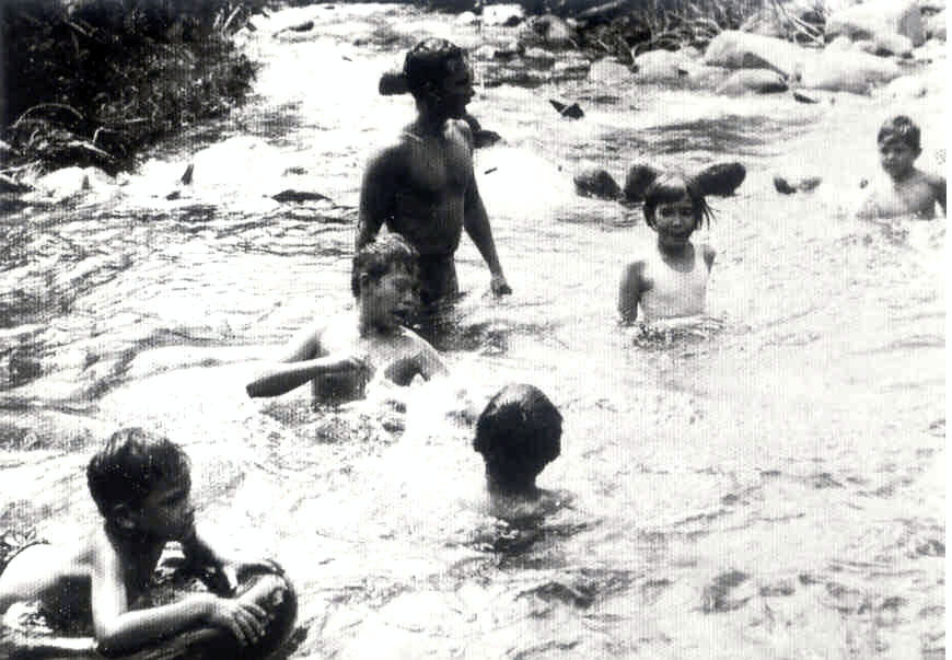 foto kinderen in de rivier Hollandia ca 1956